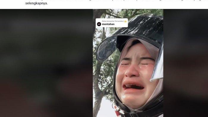 DIPUTUSIN COWOK NANGIS - Berita Viral Momen Sedih Seorang Cewek Menangis Histeris di Sepeda Motor Diputusin Cowok