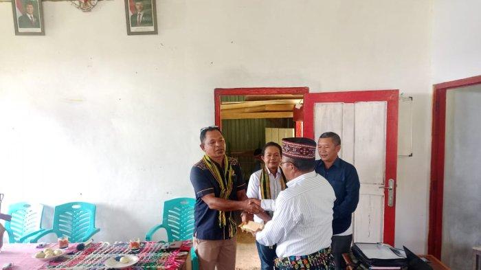 Sekretaris Nasdem Manggarai Timur, Tarsan Talus didampingi Anggota DPRD, Fransiska Ade Irma dan Ketua DPC Nasdem, Lamba Leda Selatan, Stefanus Banggur menyerahkan bantuan ke Desa Golo Wune.