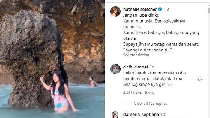 Nathalie Holscher bagikan potret dirinya berenang mengenakan bikini.
