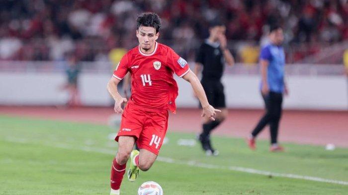 Pemain Indonesia Nathan Noel menggiring bola, dalam laga kualifikasi Piala Dunia 2026 zona Asia, di Stadion Gelora Bung Karno, Jakarta, Kamis, (21/3/2024). Indonesia menang atas Vietnam  1-0 melalui gol Egy Maulana Vikri.