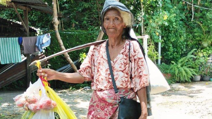 NENEK TOHE -- Agustina Tanae-Babys alias Nenek Tohe, perempuan lansia yang bekerja sebagai penjual sayur keliling di Kota Kupang, Provinsi NTT.