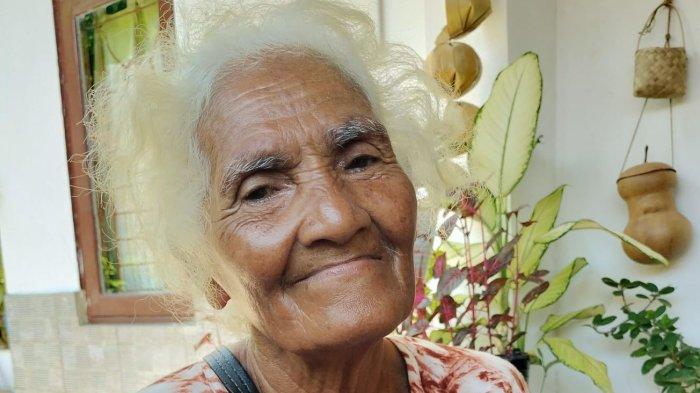 NENEK TOHE -- Agustina Tanae-Babys alias Nenek Tohe, perempuan lansia yang bekerja sebagai penjual sayur keliling di Kota Kupang, Provinsi NTT.