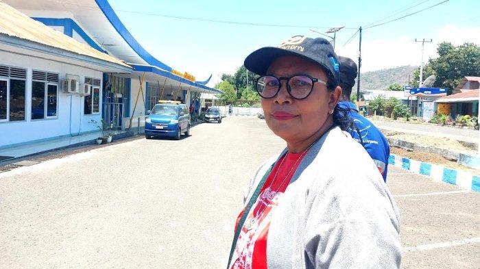 PENUMPANG - Noben da Silva datang ke Bandara Gewayantana Larantuka, Kabupaten Flores Timur untuk meluapkan kekecewaannya.