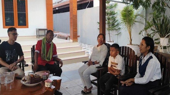 Johni Asadoma Bahagia Bertemu Anak SLBN Pembina Kupang