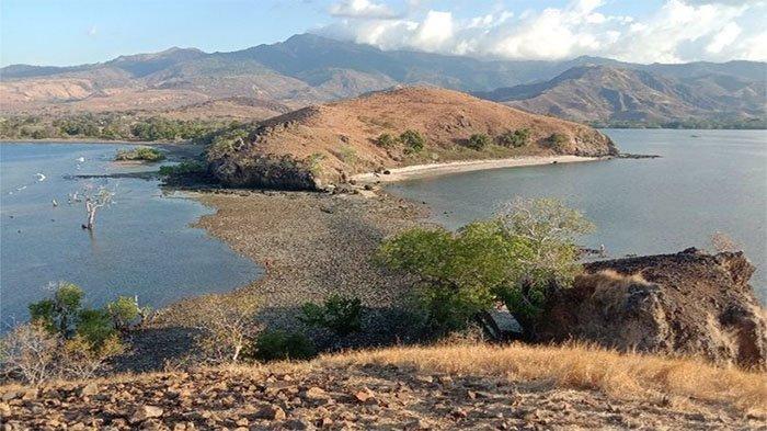 Pemadangan alam Flores, NTT saat dilihat dari puncak Nusa Kutu yang berada di Desa Kolisia B, Kecamatan Magepanda, Kabupaten Sikka.