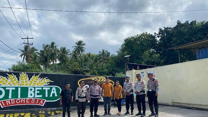 OPERASI PEKAT - Dalam rangka pelaksanaan Operasi Pekat 2025, tim gabungan dari Polres Ende melaksanakan patroli di sejumlah tempat usaha, Sabtu (17/5).