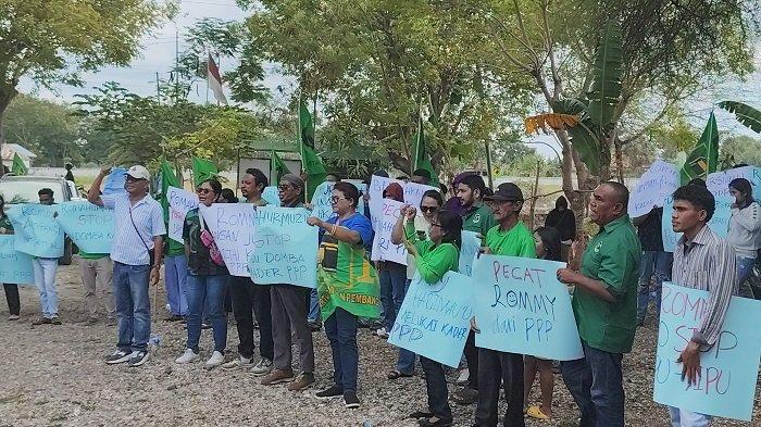 DEMONSTRASI - Pengurus dan kader PPP NTT menggelar demonstrasi menuntut pemecatan terhadap Muhamad Romahurmuziy dari keanggotaan PPP. Senin, (9/6/2025) di kantor DPW PPP NTT. 
 
 