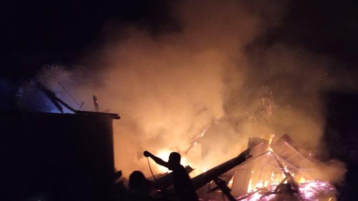 Warga berupaya memadamkan rumah Kasmir Jeda di Compang Carep, Kabupaten Manggarai yang terbakar, Rabu (2/4) malam.