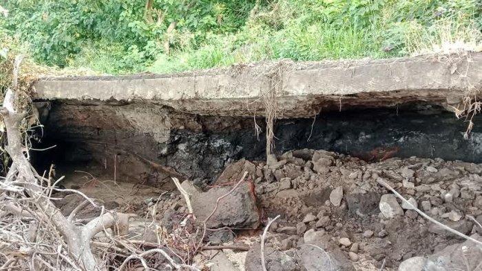 JALAN RUSAK - Akses jalan lintas pantai selatan Kabupaten Sikka, tepatnya di Desa Nen Bura, Kecamatan Doreng, nyaris ambruk akibat terjangan gelombang pasang, Kamis 8 Mei 2025.