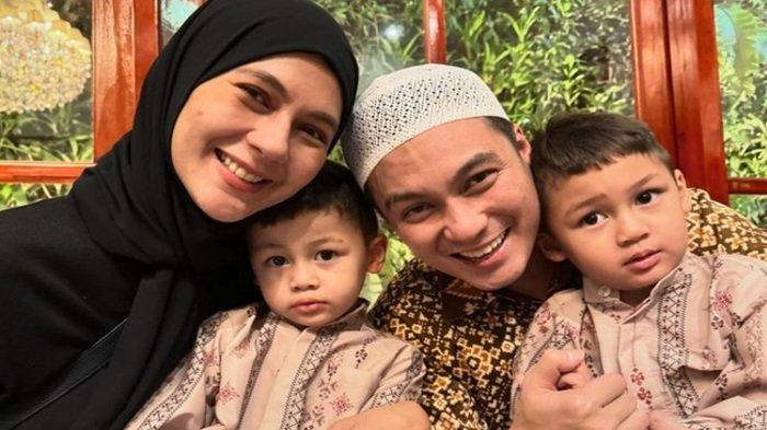 FOTO KELUARGA - Baim Wong bersama istrinya Paula Verhoeven dan kedua putranya.
