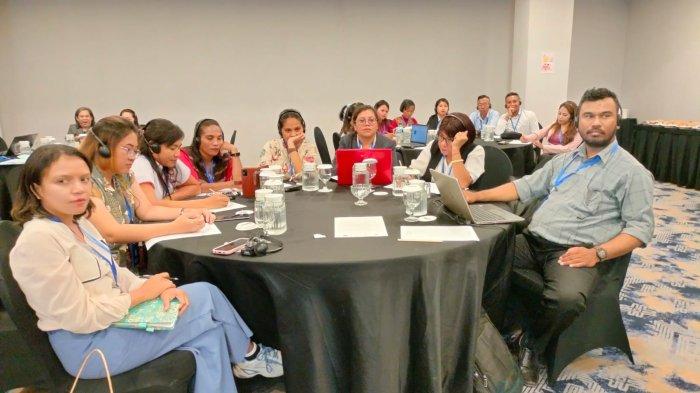 PENGACARA -- Para pengacara, peserta kegiatan Criminal Defense Skills Training Workshop dengan tema Menjembatani Kesenjangan Keadilan, memberdayakan pembelajaran Hak Asasi Manusia (HAM) untuk meningkatkan Akses Keadilan Bagi Perempuan dan Kelompok Rentan, Rabu (12/6), di Hotel Harper Kupang.