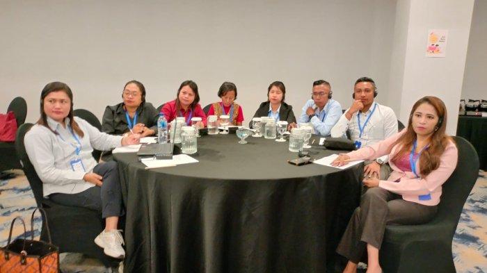 PENGACARA -- Para pengacara, peserta kegiatan Criminal Defense Skills Training Workshop dengan tema Menjembatani Kesenjangan Keadilan, memberdayakan pembelajaran Hak Asasi Manusia (HAM) untuk meningkatkan Akses Keadilan Bagi Perempuan dan Kelompok Rentan, Rabu (12/6), di Hotel Harper Kupang.