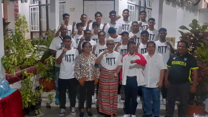PERBASI - Ketua Umum (Ketum) Pengprov Perbasi NTT dan Sekum KONI NTT bersama para atlet dan orang tua atlet, Senin (18/9) .