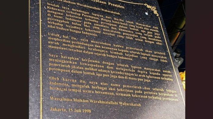 PERNYATAAN PENYESALAN - Pernyataan penyesalan negara yang dibacakan oleh Presiden Ketiga RI BJ Habibie atas peristiwa pemerkosaan massal 1998 yang dibacakan 15 Juni 1998, menjadi prasasti di depan Kantor Komnas Perempuan, (10/4/2025).