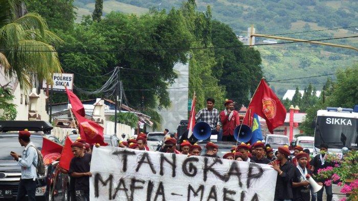 GELAR AKSI – Para aktivis dari Perhimpunan Mahasiswa Katolik Republik Indonesia (PMKRI) Cabang Maumere menggelar aksi, Senin (5/5) untuk menuntut pengungkapan dana Covid-19 sejak tahun 2021 di Kabupaten Sikka NTT yang hingga kini belum diterima para tenaga kesehata di RSUD Tc Hillers Maumere.