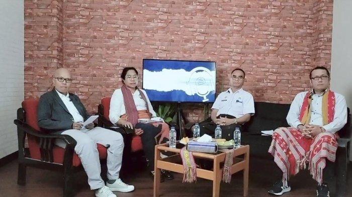 PODCAST RABIES - Dari Kanan ke Kiri : Kabid Kesehatan Hewan dan Kesmavet Disnak NTT, Kalak BPBD NTT, Kepala Dinkesdukcapil NTT, bersama Host News Manager Pos Kupang, Novemy Leo, dalam Podcast Strategi Tepat Perani Rabies di Timor NTT, Jumat (19/1).