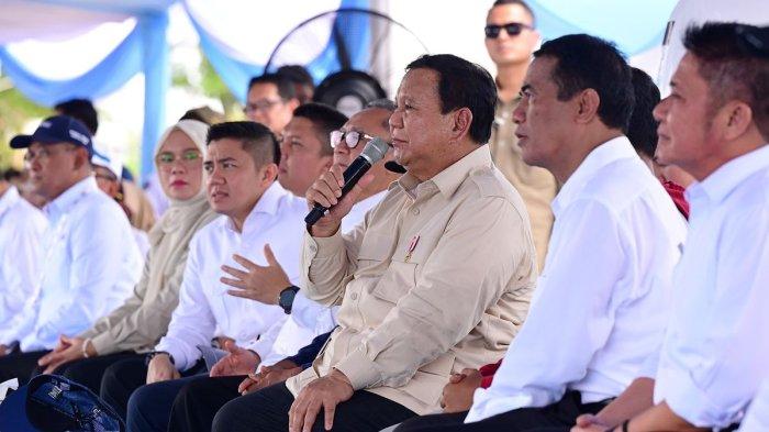 PRABOWO - Presiden Prabowo Subianto berdialog dengan pada petani di Banyuasin, Sumatera Selatan, Rabu (23/4/2025).