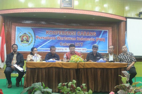 Dion DB Putra, terpilih kembali secara aklamasi sebagai ketua periode 2012-2017 dalam dalam Konferensi Cabang PWI NTT di Hotel Sylvia, Kupang, Kamis (20/12/2012).