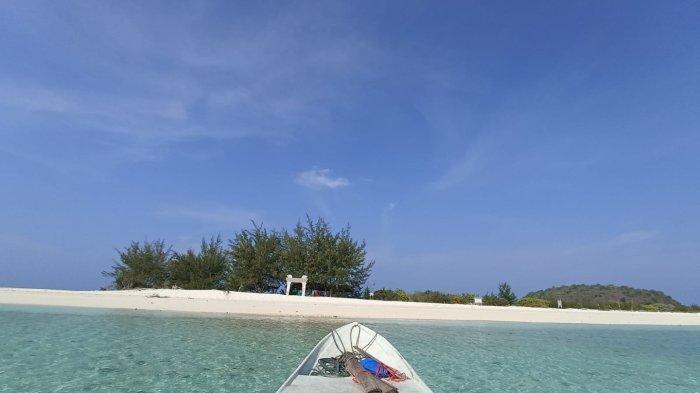 
Panorama laut dan pasir putih Pulau Anano, TWAL Teluk Maumere, Kabupaten Sikka, Nusa Tenggara Timur. 