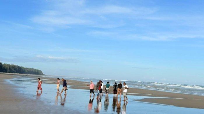 SURGA TERSEMBUNYI - Pantai Cemara Abudenok, Surga Tersembunyi di Malaka Barat yang Wajib Dikunjungi, Minggu (22/6/2025). Pantai Cemara Abudenok, Surga Tersembunyi di Malaka Barat yang Wajib Dikunjungi