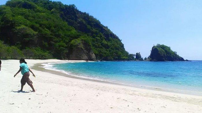 Pantai Koka di Kabupaten Sikka, Pulau Flores, Nusa Tenggara Timur, Selasa (8/1/2019).