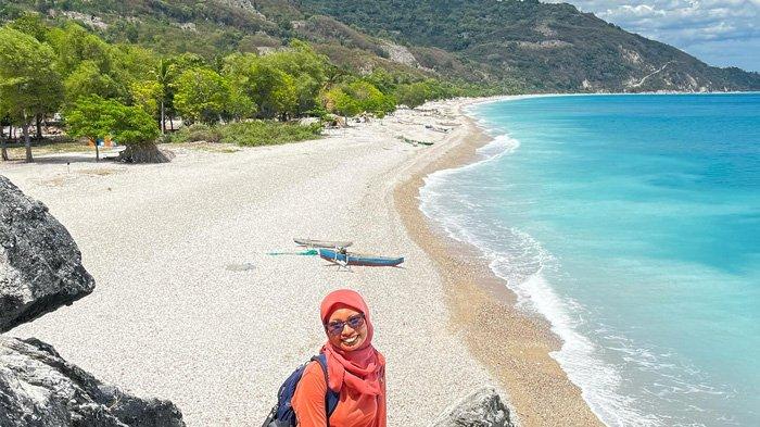Pengunjung berpose dengan latar belakang Pantai Kolbano yang eksotik.