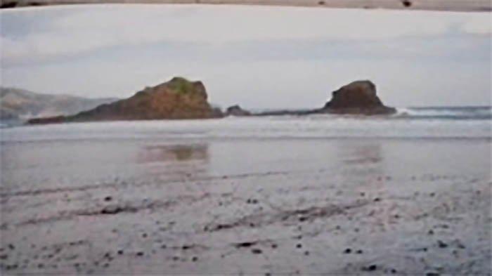 Pantai Konda
Pantai ini memiliki keunikan tersendiri, karena memiliki pasir hitam yang berbeda dengan pantai lain pada umumnya yang memiliki pasir putih