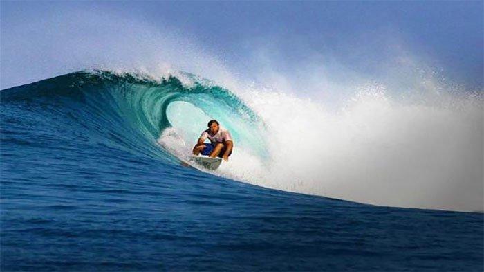 Pantai Nembrala yang memikat untuk para peselancar dari berbagai negara