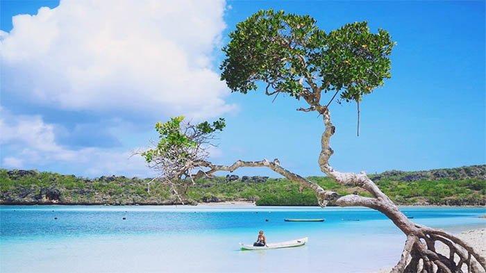 
Pantai Oeseli di Kecamatan Rote Barat Daya , Kabuparten Rote Ndao, Nusa Tenggara Timur (NTT).