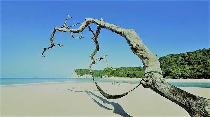 Pantai Pahiwi di Kabupaten Sumba Barat