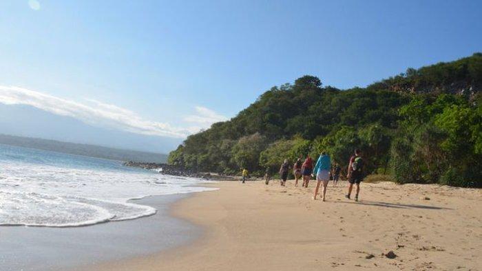 Pantai Pasir Putih Liang Mbala di Kelurahan Kota Ndora, Kecamatan Borong, Kabupaten Manggarai Timur, Flores, NTT masih sangat tersembunyi. Turis asal Belgia berwisata ke pantai tersebut, Minggu (13/8/2017).
