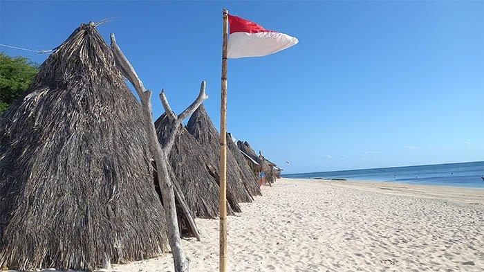 Pantai Tablolong di Kecamatan Kupang Barat , Kabupaten Kupang.