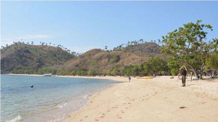 Pantai Waecicu - Pantai Waecicu Labuan Bajo.  Berikut 13 Spot Wisata Menarik di Labuan Bajo Kabupaten Manggarai Barat  Provinsi NTT, Ada Masjid Nurul Syuhada Kampung Air yang bisa anda kunjungi setelah berjelajah di Taman Nasional Komodo (TNK)