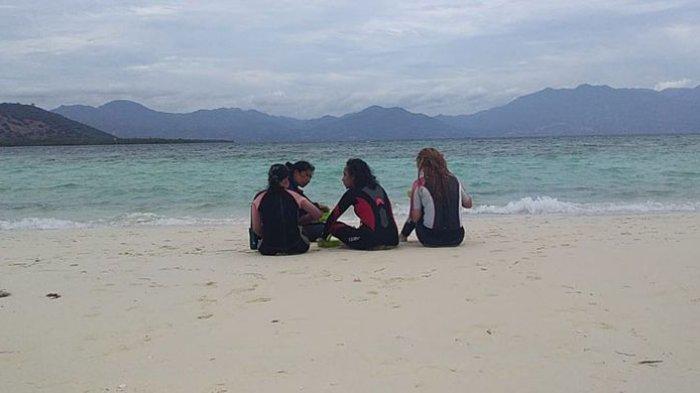 Pantai dengan pasir putih di Pulau Pangabatang, Maumere, Flores, Nusa Tenggara Timur (NTT), Senin (3/6/2019).