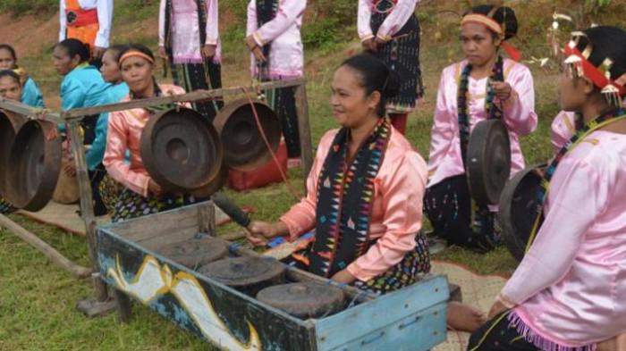 Para pemukul gong mengiringi Tarian Caci di Desa Liang Ndara,