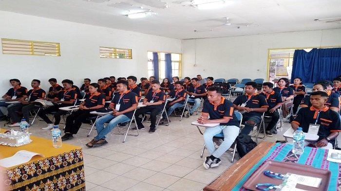 PESERTA – Para peserta uji sertifikasi sedang mendengar sambutan pembukaan dari Direktur Akademi Tekni Kupang, Ir. Piter Djami Rebo, M.Si.