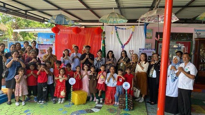 Para tamu undangan, guru dan siswa siswi Barunawati foto bersama seusai melakukan presentasi tentang agama-agama yang ada di Indonesia, Rabu (28/5).