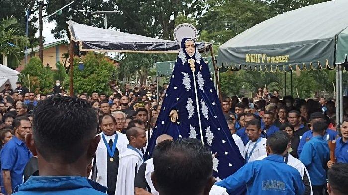 JUMAT AGUNG - Patung Tuan Ma saat tiba di depan Gereja Katedral Larantuka saat Prosesi Semana Santa, Jumat 7 April 2023.