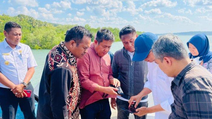 GARAM - Bupati Rote Ndao, Paulus Henuk dan pihak KKP saat indentifikasi lahan potensial untuk sentra produksi garam di Rote Timur.