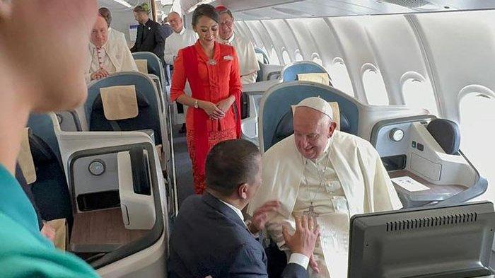 Paus Fransiskus di kabin pesawat Garuda Indonesia sebelum terbang dari Jakarta menuju Port Moresby, Papua Nugini, Jumat (6/9/2024) pagi.