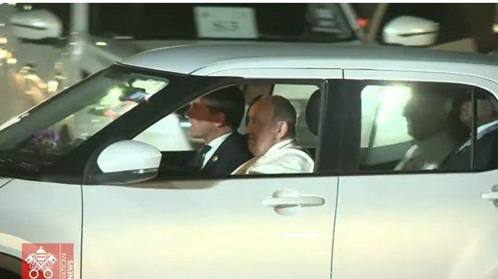 Paus Fransiskus saat berangkat menuju hotelnya setelah tiba di bandara Internasional Port Moresby pada 6 September 2024. Paus Fransiskus mendarat di Port Moresby, Papua Nugini pada 6 September, perhentian kedua dari tur maraton 12 hari ke kawasan Asia-Pasifik.