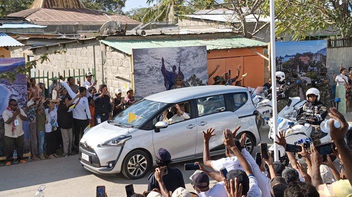 Paus Fransiskus saat tiba di kawasan Tasi Tolu, Dili, Timor Leste, Selasa sore 10 September 2024. Sri Paus memimpin misa yang diikuti ratusan ribu umat Katolik.