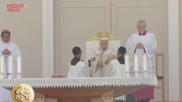 Paus Fransiskus memimpin misa  di kawasan Tasi Tolu, Dili, Timor Leste, Selasa sore 10 September 2024.