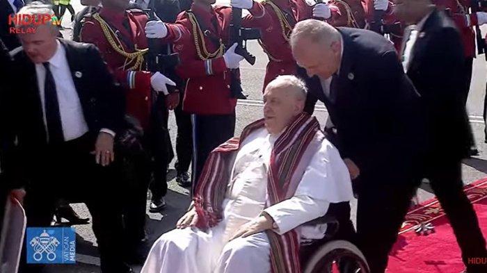 Pemimpin Gereja Katolik sedunia Paus Fransiskus tiba di Di Bandara Internasional Presiden Nicolau Lobato Dili, Timor Leste pada Senin siang 9 September 2024.