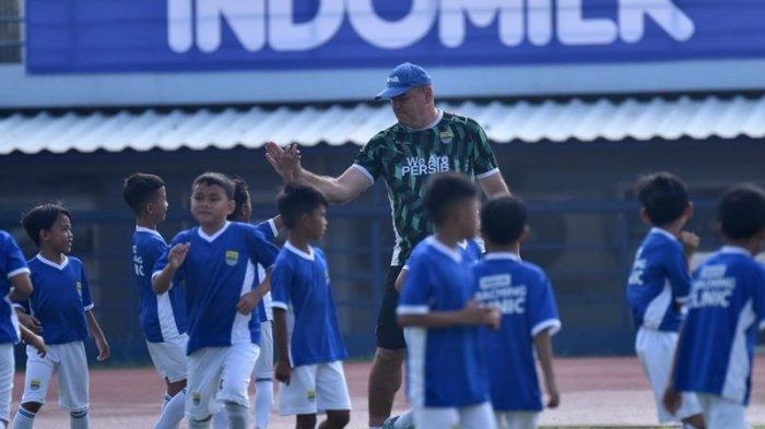 Bojan Hodak coaching Persib