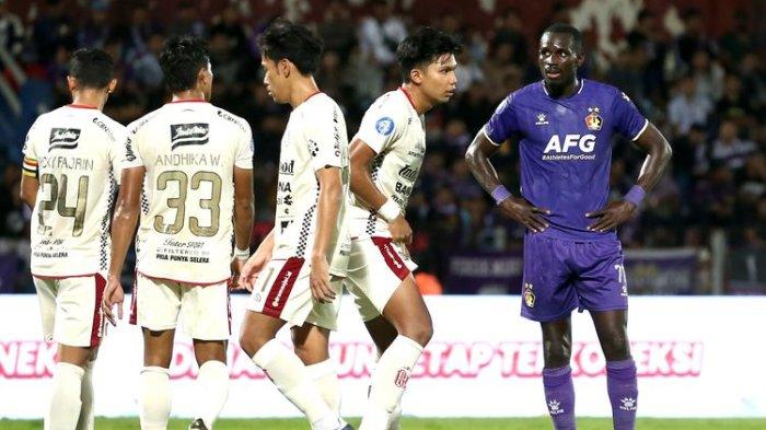 Pemain Persik Kediri Flavio Silva (kanan) bersiap berebut bola dengan pemain Bali United saat laga pekan ke-24 Liga 1 2023-2024 yang berakhir  1-0 di Stadion Brawijaya Kediri, Jawa Timur (5/2/2024) malam.