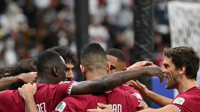 Para pemain Qatar tengah merayakan gol dalam 16 besar Piala Asia 2023 antara Qatar vs Palestina di Stadion Al Bayt pada 29 Januari 2024.