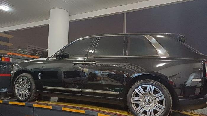 Penampakan mobil Rolls Royce hitam yang pernah menjadi kado dari Harvey Moeis kepada Sandra Dewi.