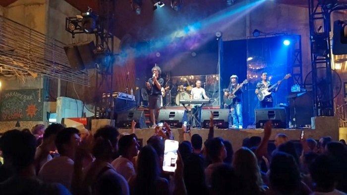 Penampilan Kaka Slank di acara ulang tahun ke-21 Paradise Bar Labuan Bajo di Kabupaten Manggarai Barat, Nusa Tenggara Timur (NTT), Kamis 15 Mei 2025.