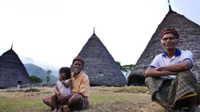 Penduduk Desa Wae Rebo berada di barat daya kota Ruteng, Kabupaten Manggarai, Nusa Tenggara Timur.